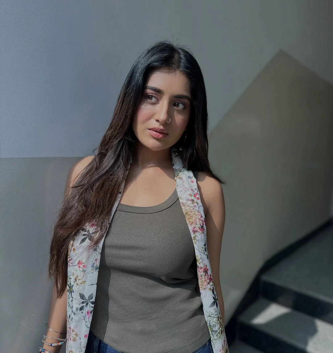 Rashi Singh 3 Roses Working Stills