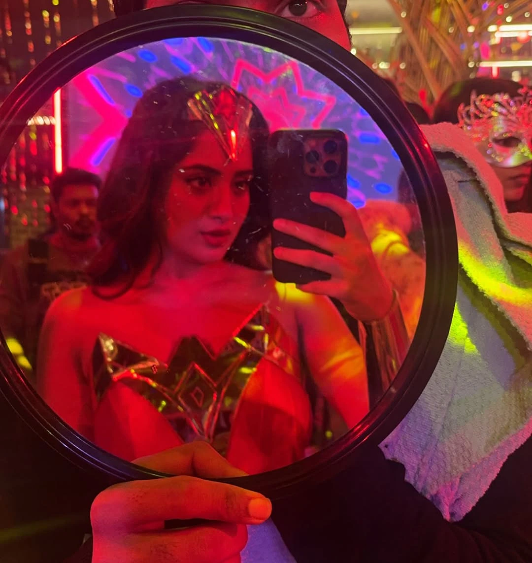 Rashi Singh 3 Roses Working Stills