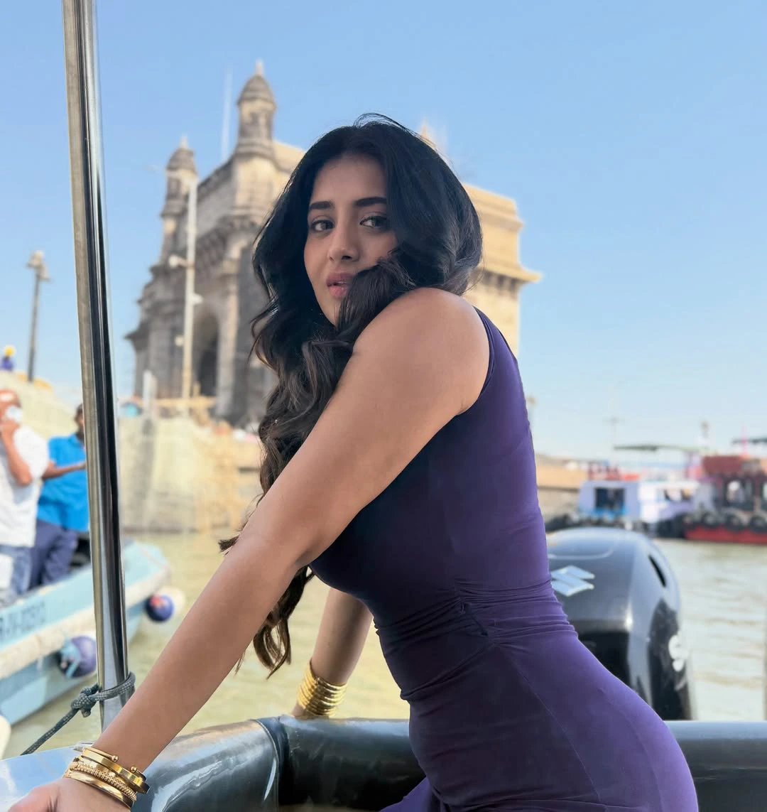 Rashi Singh 3 Roses Working Stills