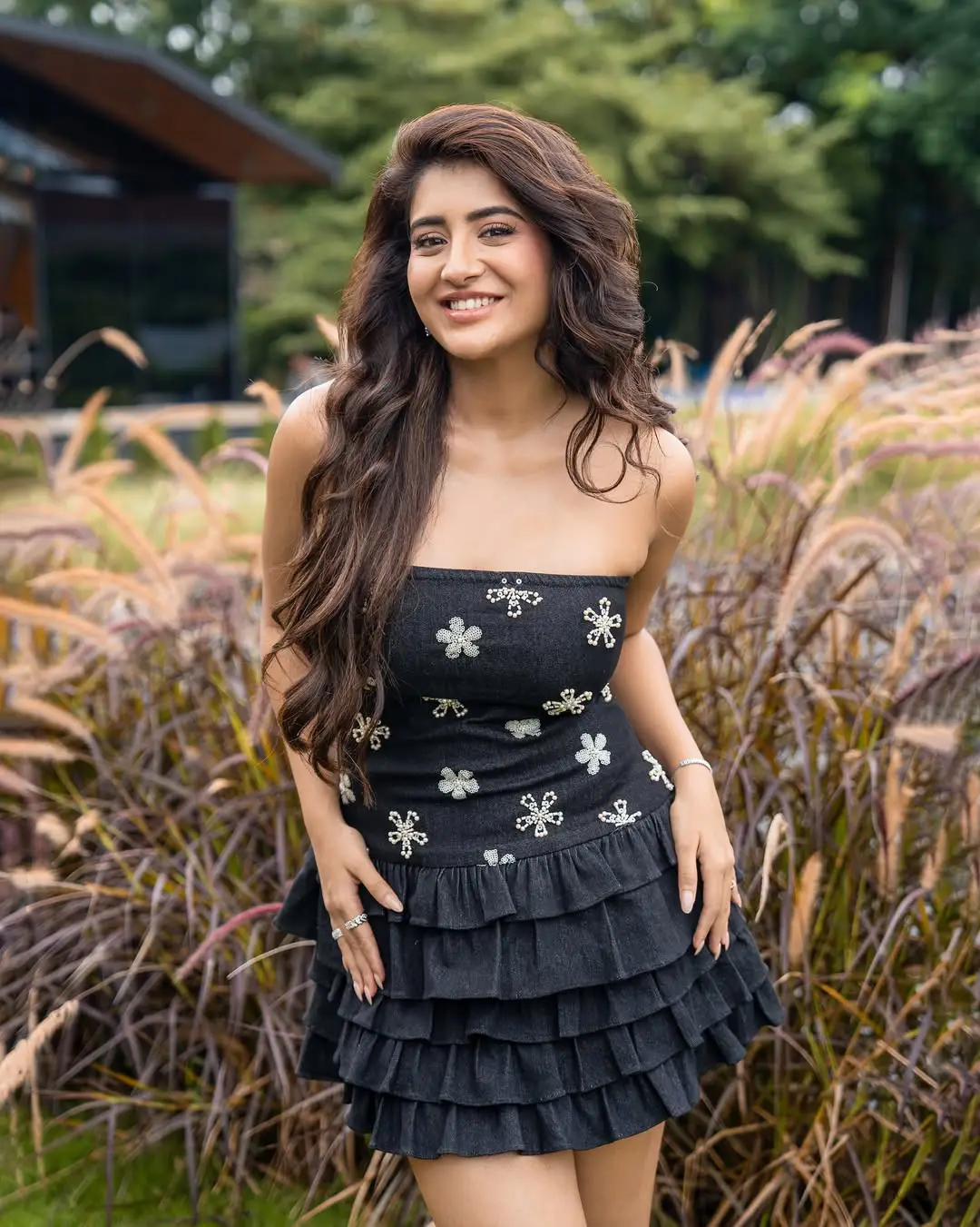 Rashi Singh is shaking up social media with her glamour show. (1)