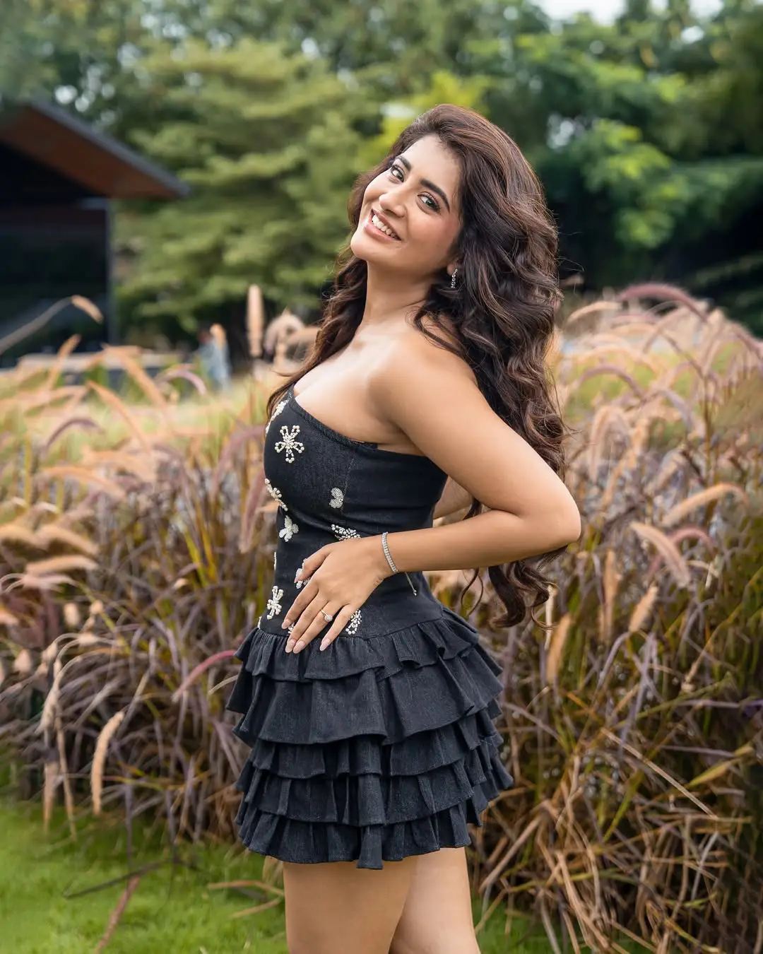 Rashi Singh is shaking up social media with her glamour show. (1)