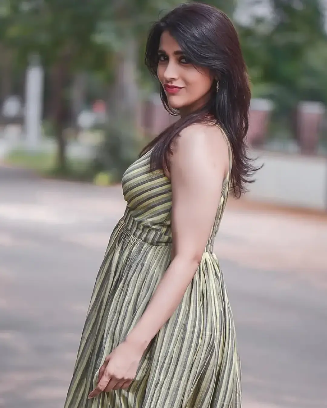 Rashmi Gautam latest glamour photos are going viral (1)