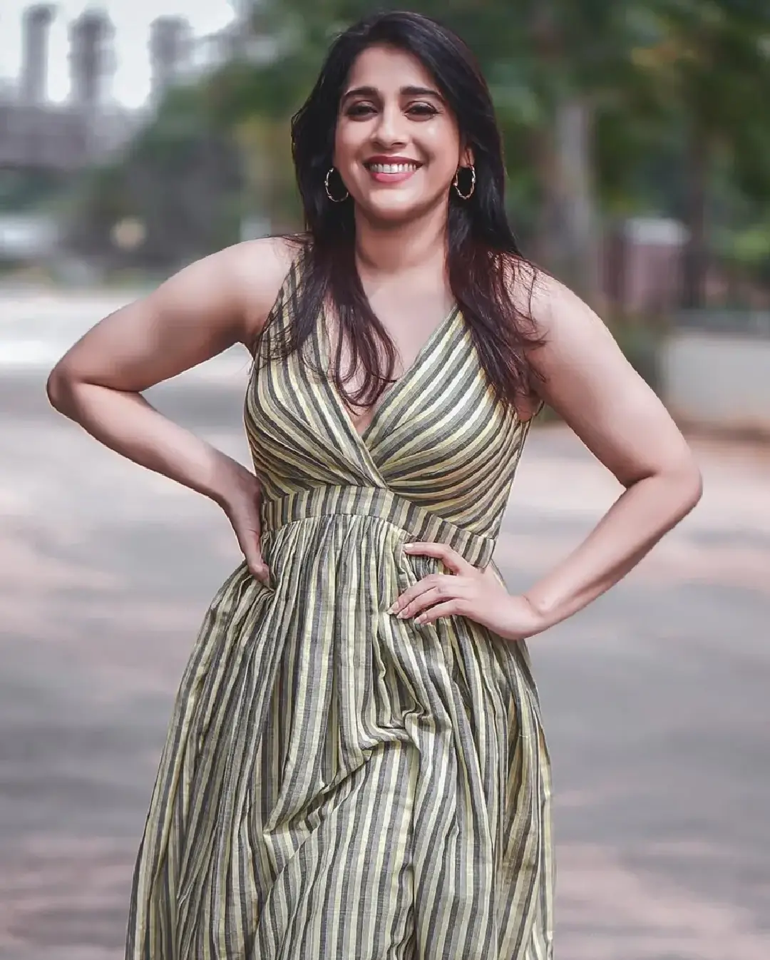Rashmi Gautam latest glamour photos are going viral (1)