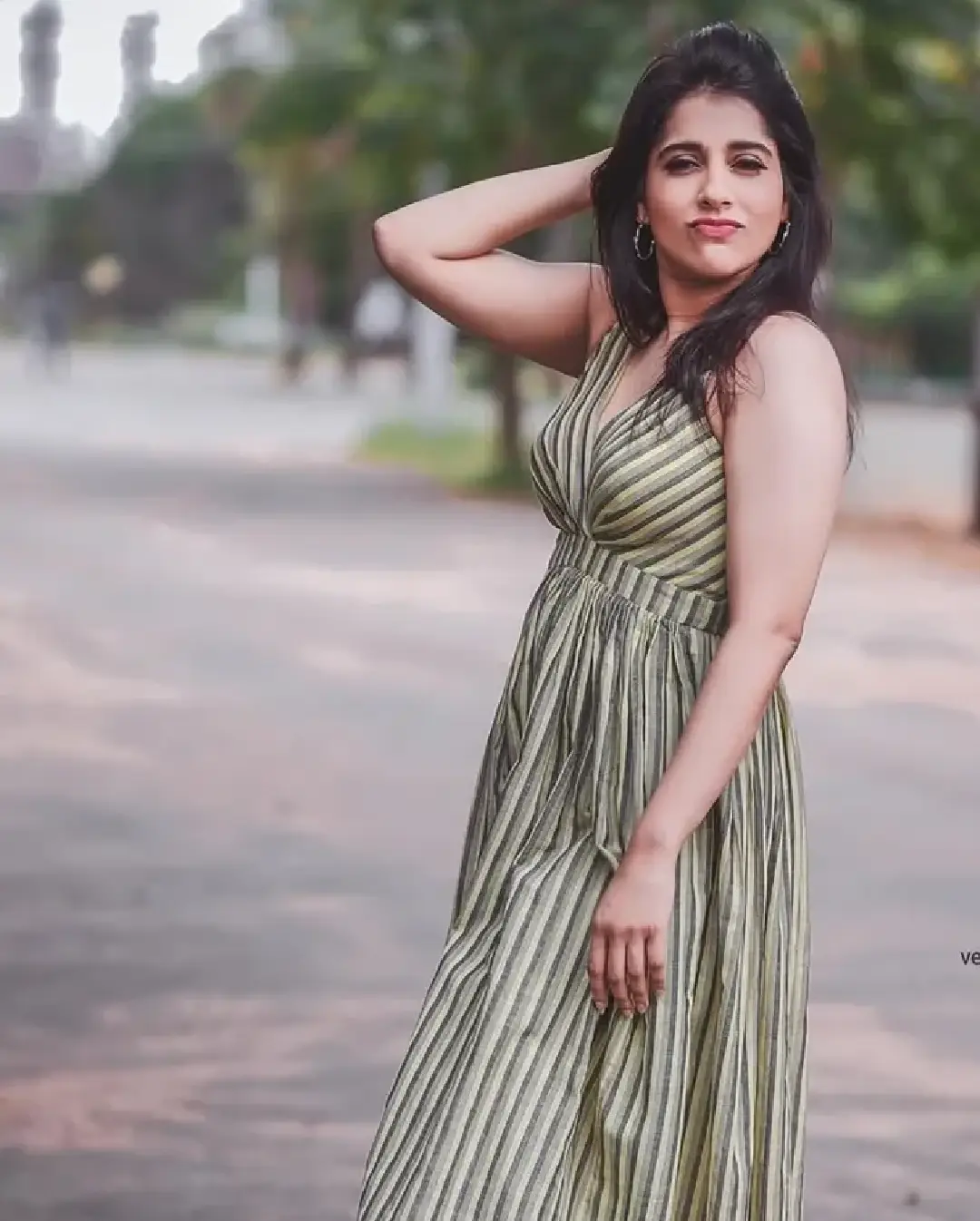 Rashmi Gautam latest glamour photos are going viral (1)