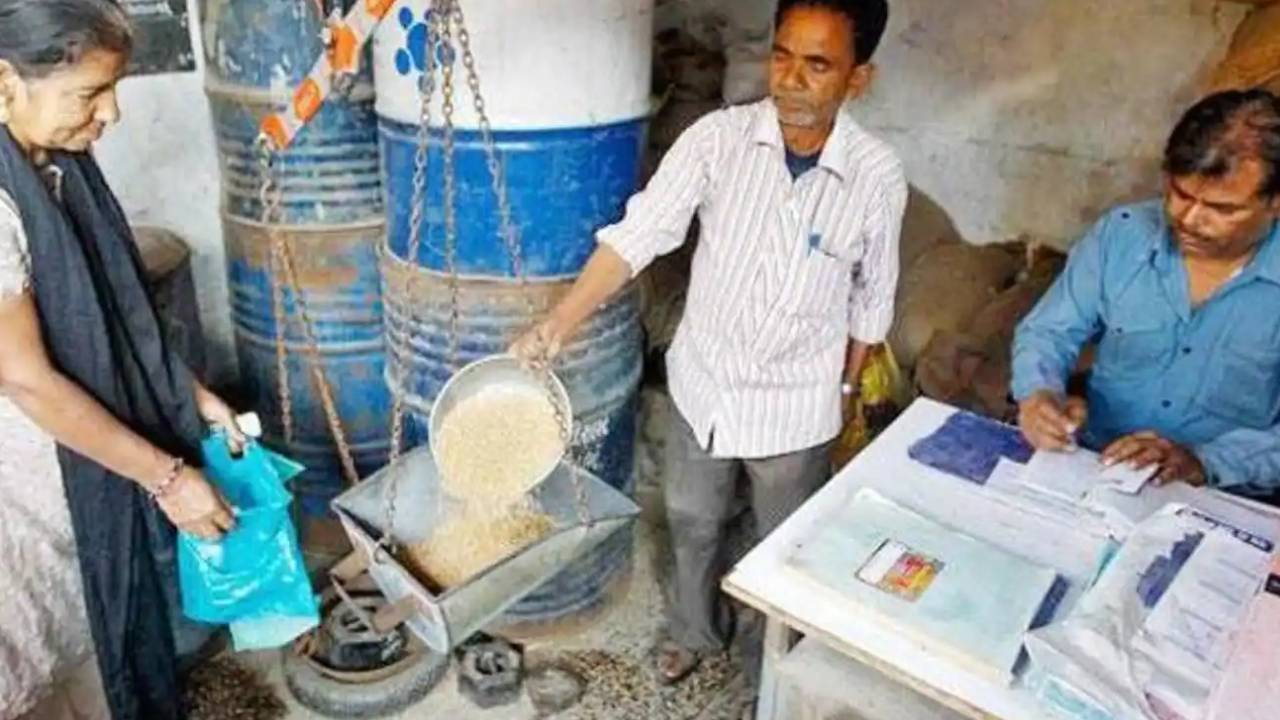 Ration Card : రేషన్ కార్డు దారులకు బిగ్ షాకింగ్ న్యూస్.. అలా చేయకుంటే రేషన్ కట్..! హెచ్చరికలు జారీ..