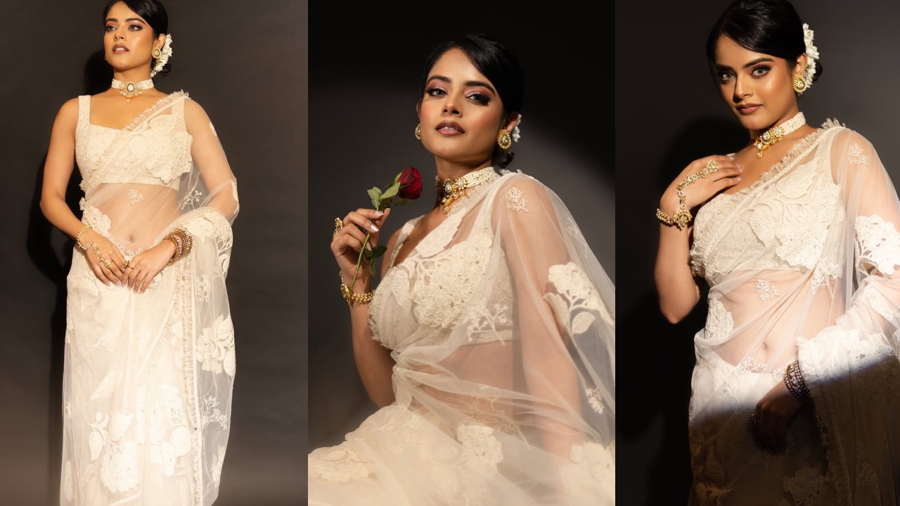 Riddhi Kumaar : ప్రభాస్ గిఫ్ట్ ఇచ్చిన పలుచని చీరలో.. రాజాసాబ్ భామ పరువాలు..