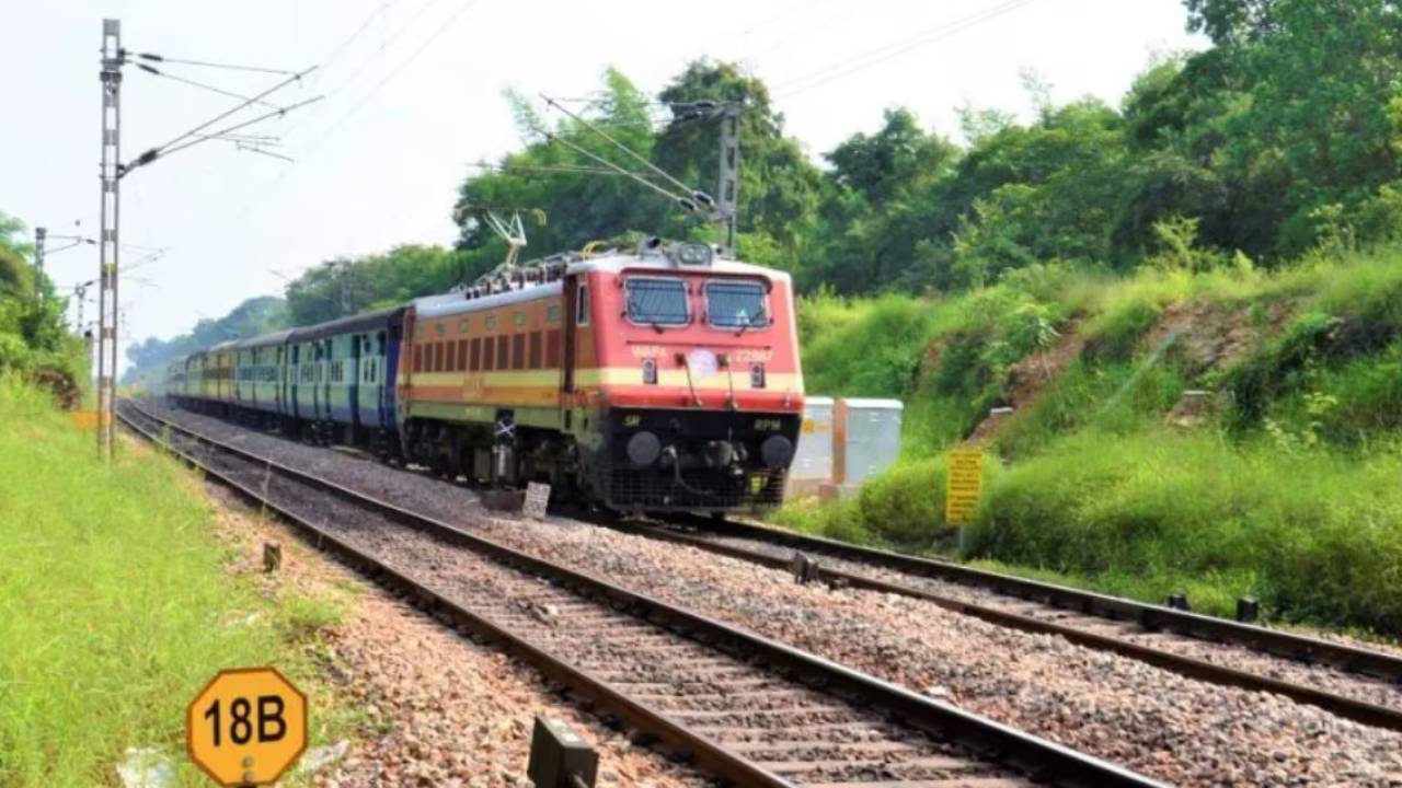 Sabarimala devotees : శబరిమల వెళ్లే భక్తులకు గుడ్‌న్యూస్.. దక్షిణ మధ్య రైల్వే కీలక నిర్ణయం