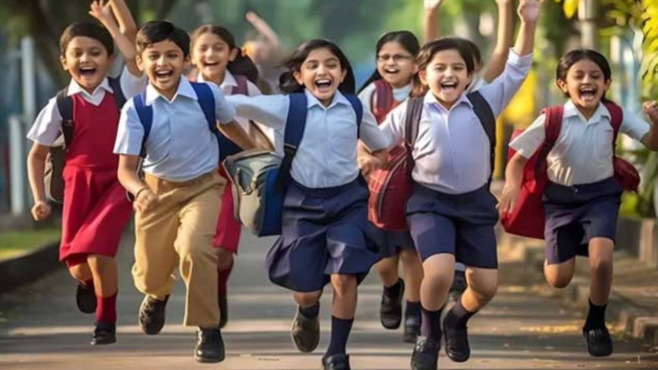 School Holidays : విద్యార్థులకు గుడ్‌న్యూస్.. ఏకంగా ఐదు రోజులు సెలవులు! ఊర్లకు వెళ్లే స్టూడెంట్స్ ఇలా ప్లాన్ చేసుకోండి..