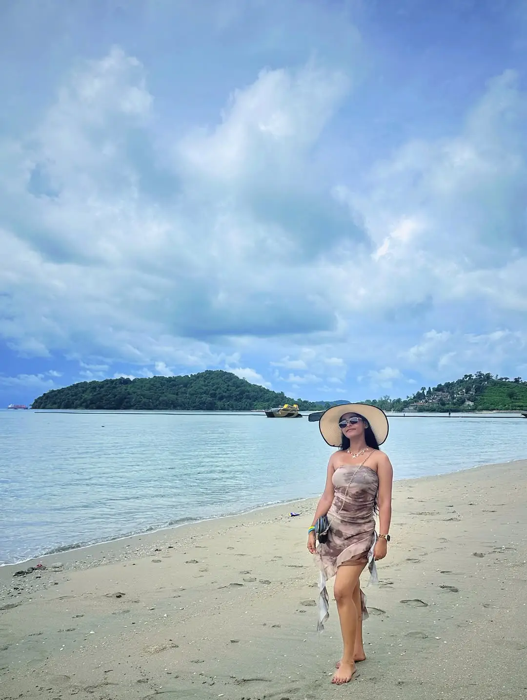 Serial beauty Bhavana Lasya glamorous show at beach.