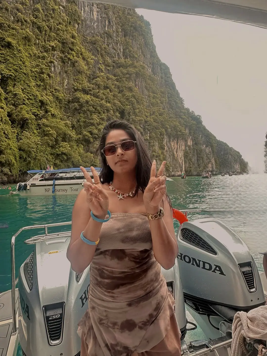 Serial beauty Bhavana Lasya glamorous show at beach.