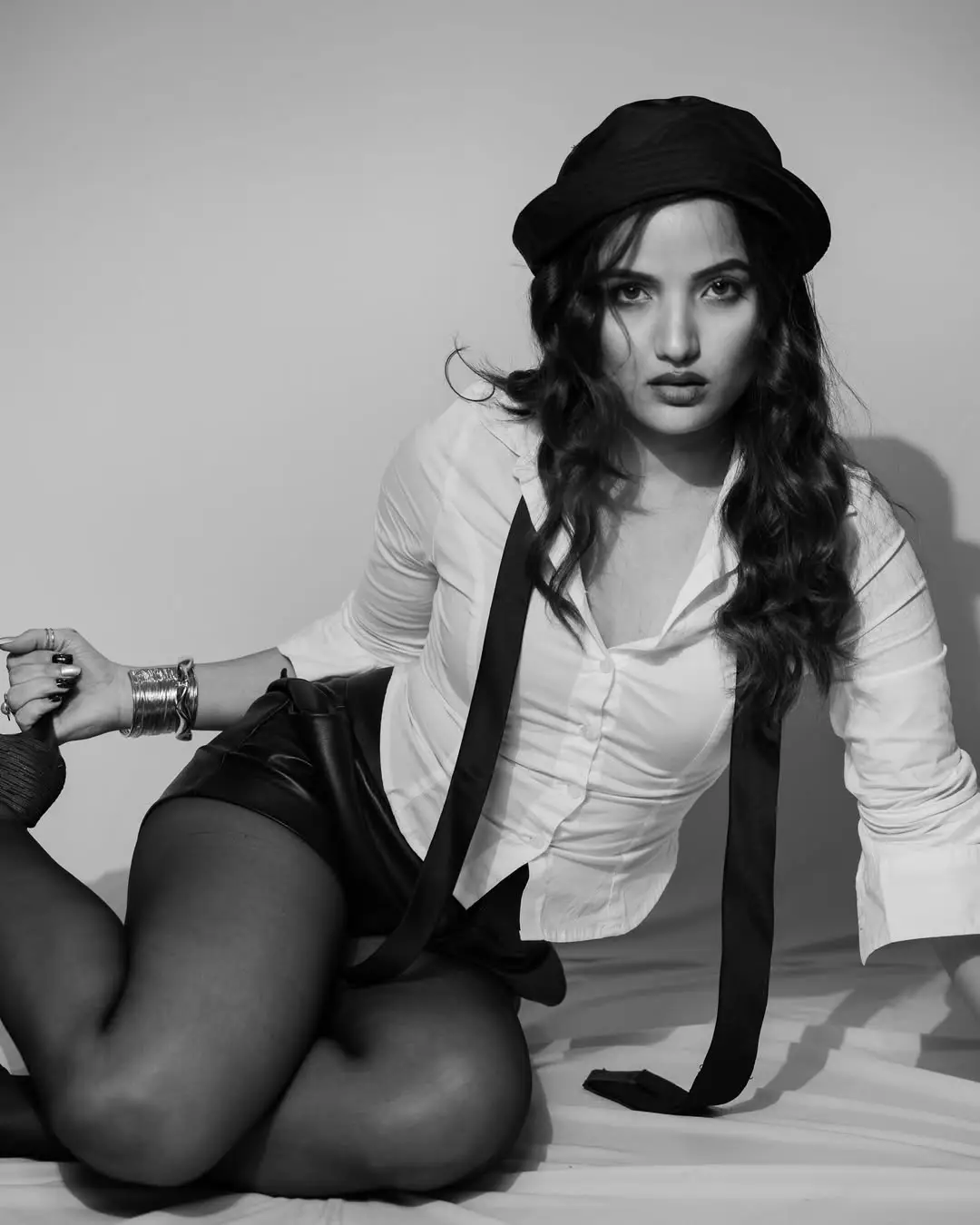 Siri Hanumanth hot poses in western dress (2)