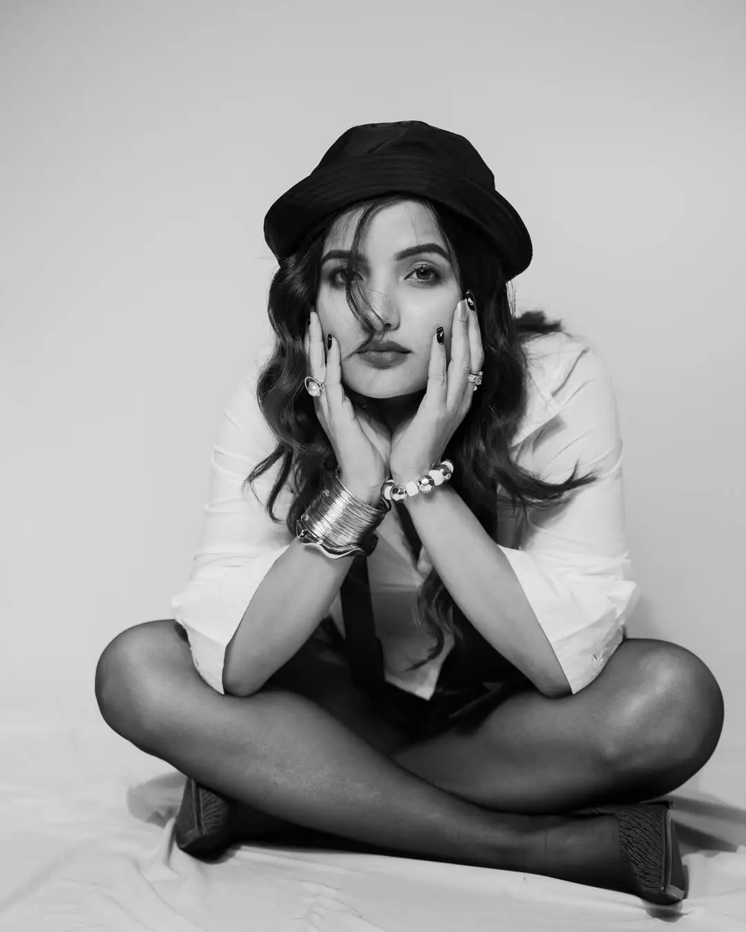 Siri Hanumanth hot poses in western dress (2)