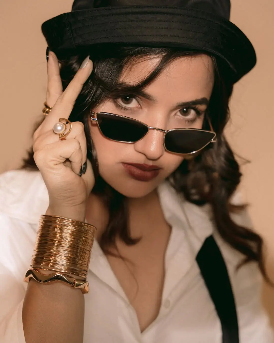 Siri Hanumanth hot poses in western dress (2)