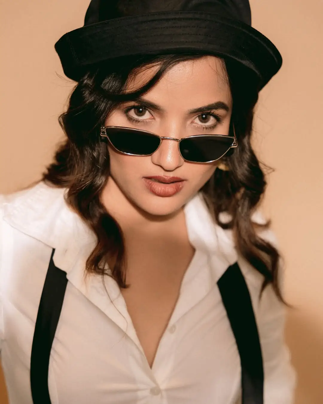 Siri Hanumanth hot poses in western dress (2)