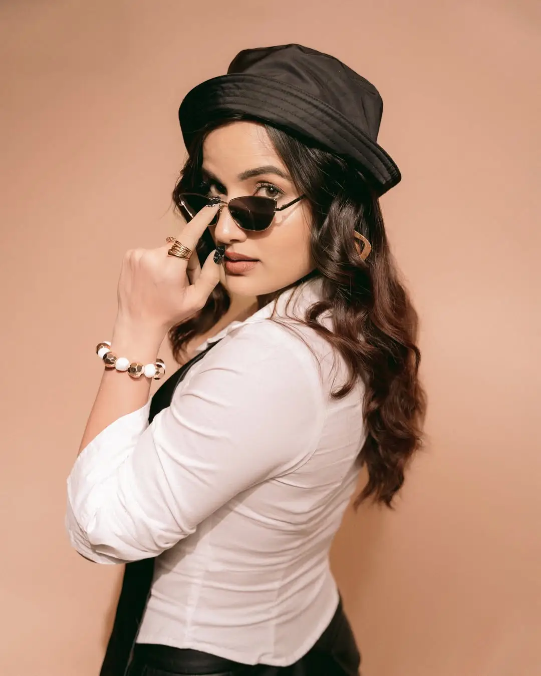 Siri Hanumanth hot poses in western dress (2)