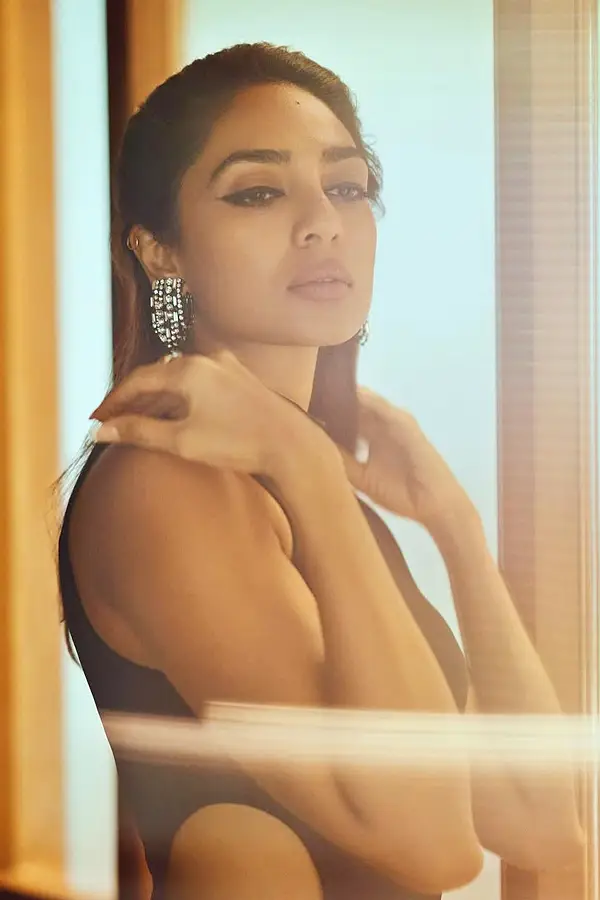 Sobhita Dhulipala hot looks in a black dress. (1)