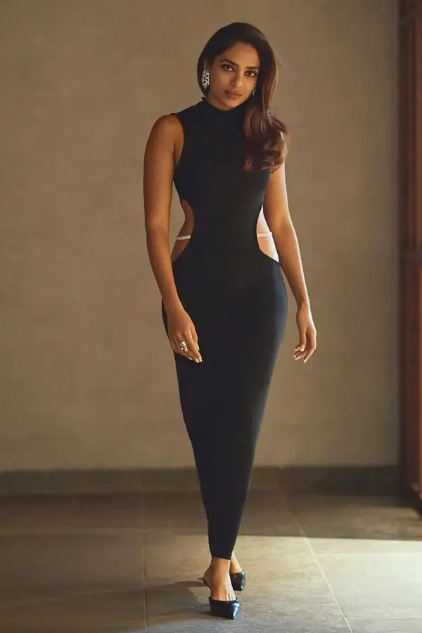 Sobhita Dhulipala hot looks in a black dress. (1)