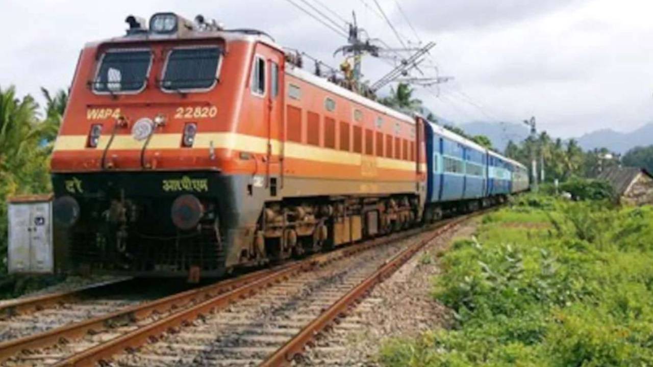 Special Trains : రైల్వే ప్రయాణికులకు గుడ్‌న్యూస్.. ఆ రూట్లలో ప్రత్యేక రైళ్లు.. తేదీలు, ప్రారంభ సమయాలు ఇవే..