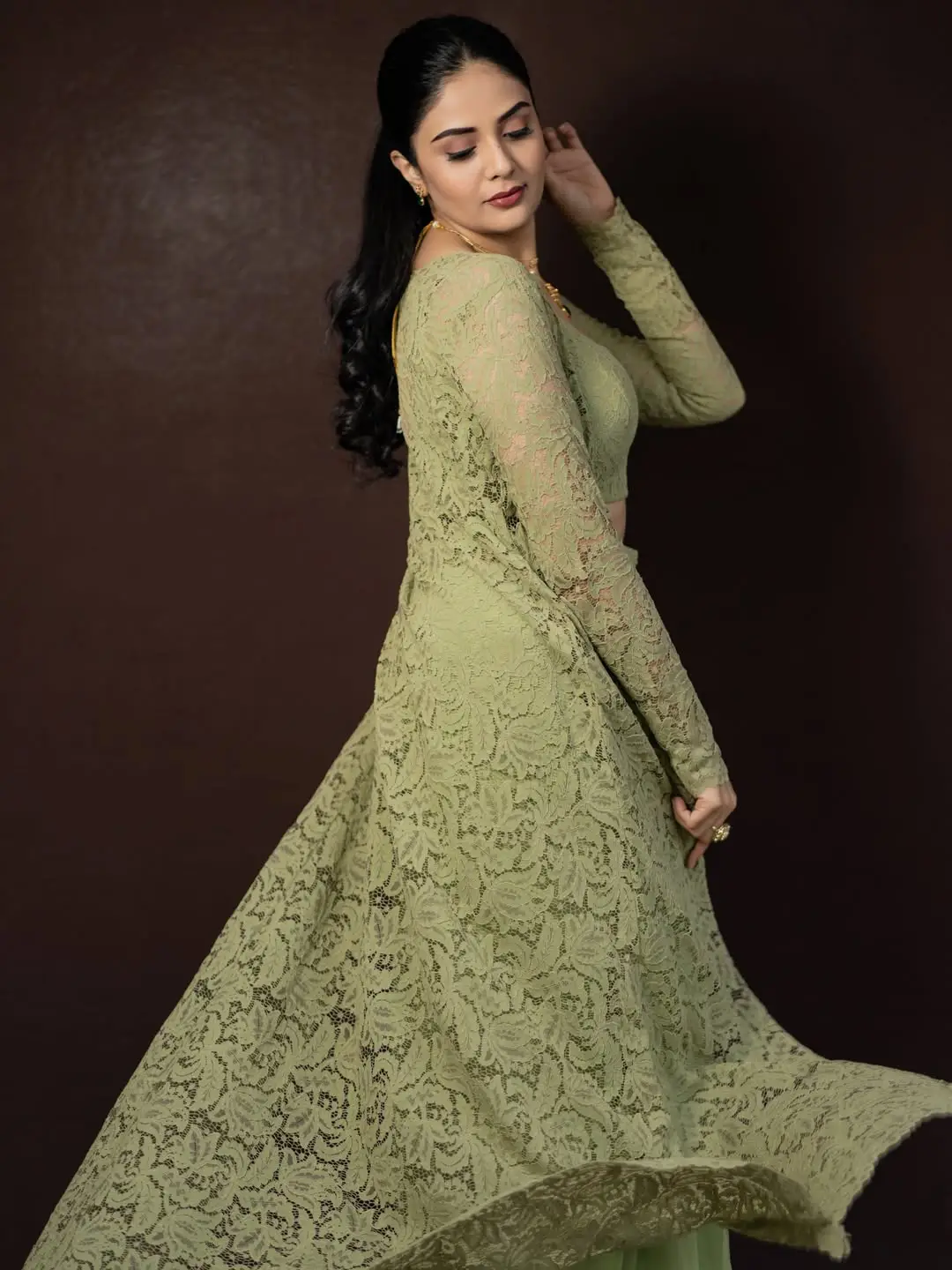 Sreemukhi glamorous show in a green dress. (1)