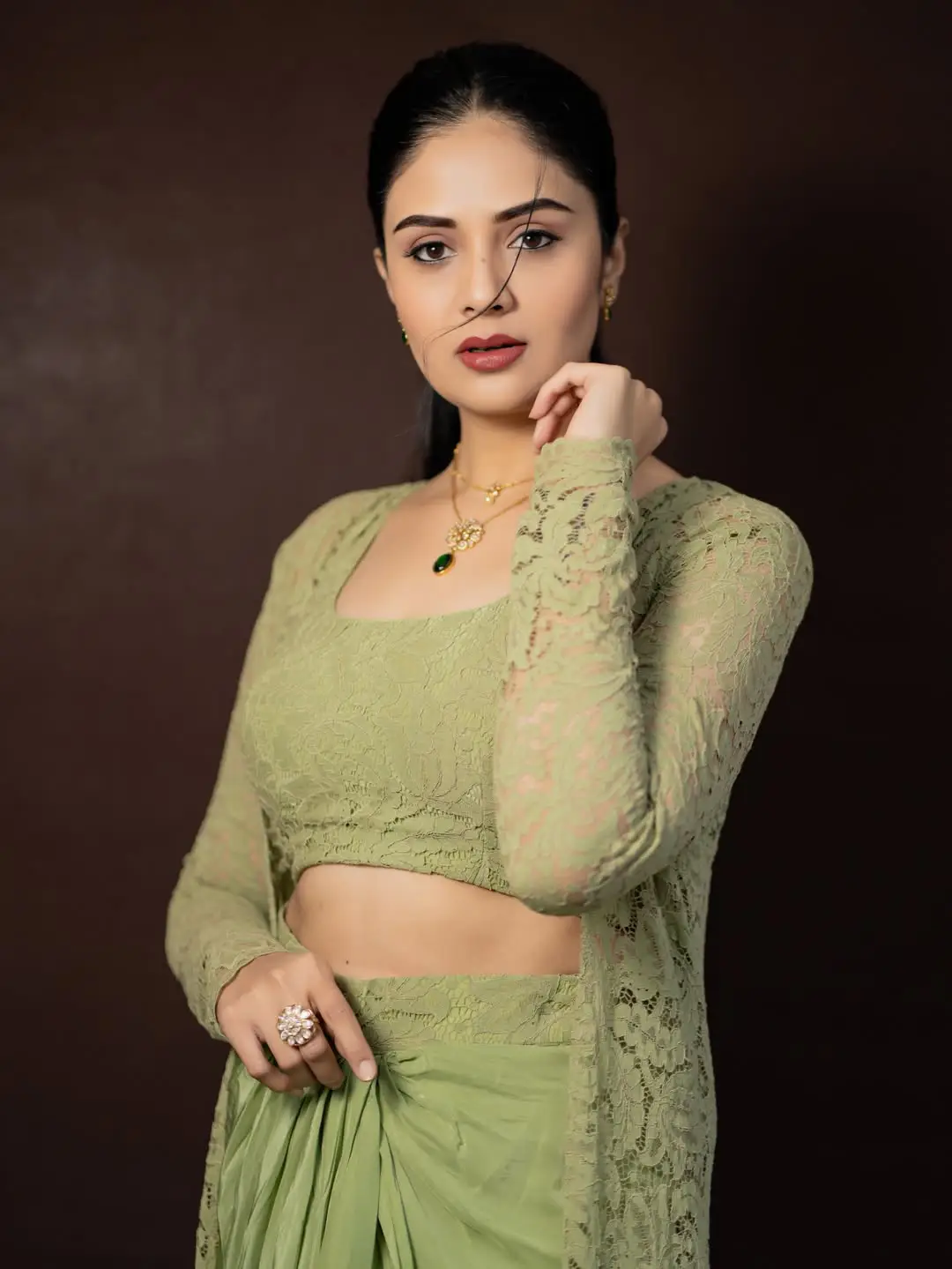 Sreemukhi glamorous show in a green dress. (1)