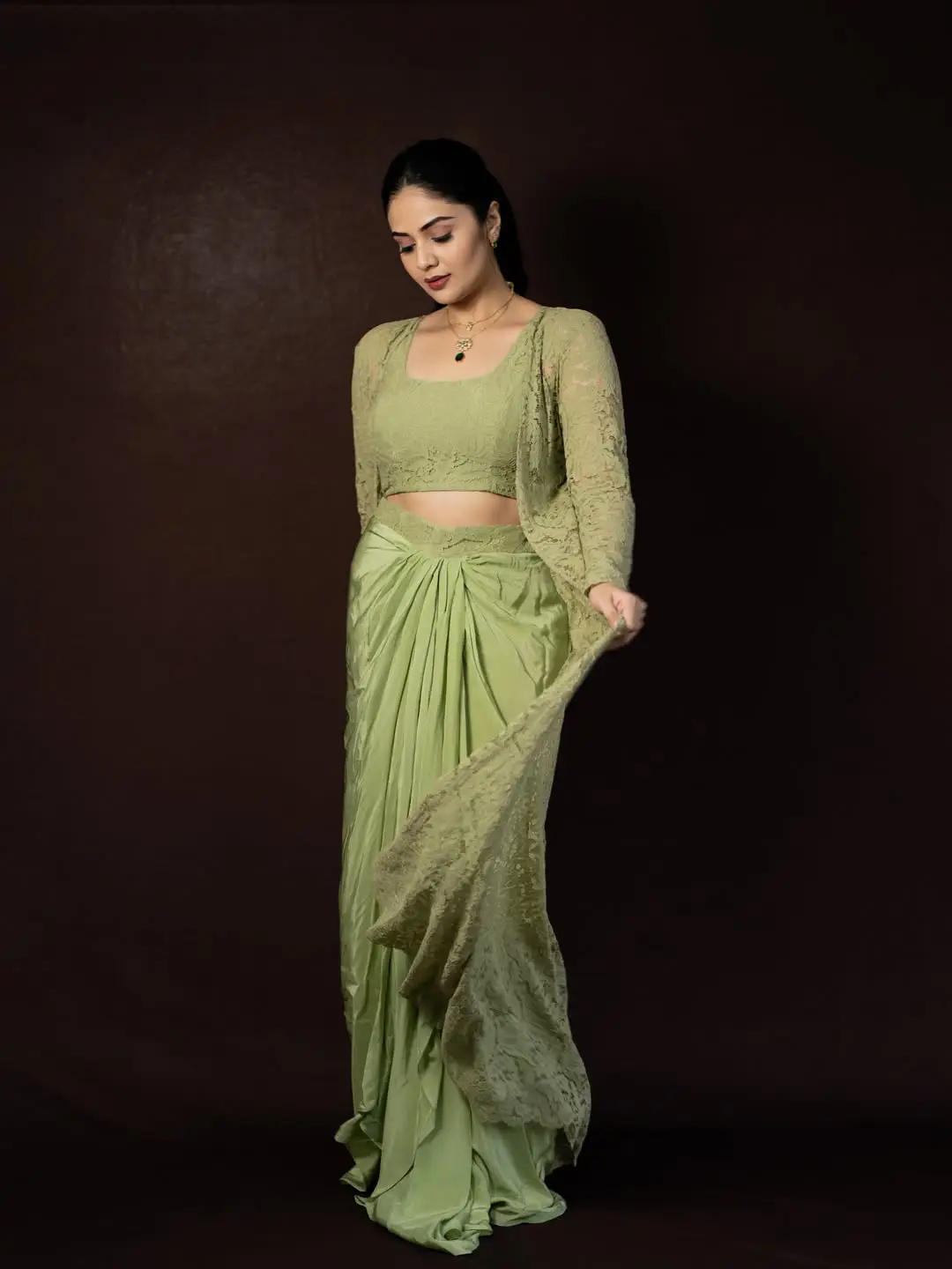 Sreemukhi glamorous show in a green dress. (1)
