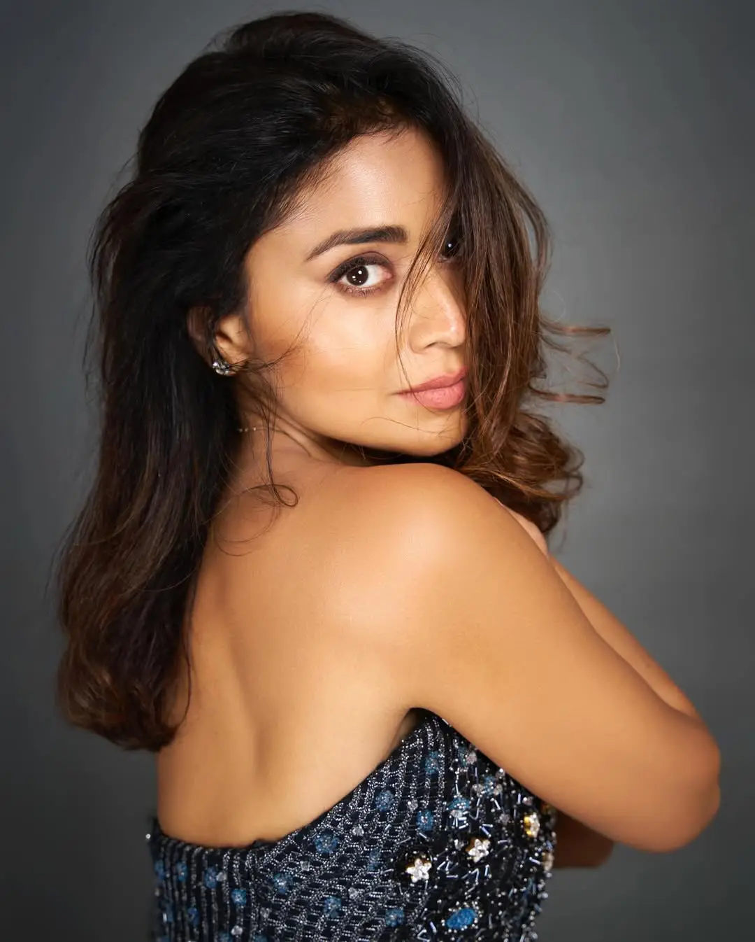 Star beauty Shriya Saran glamour photos goes viral on social media (1)