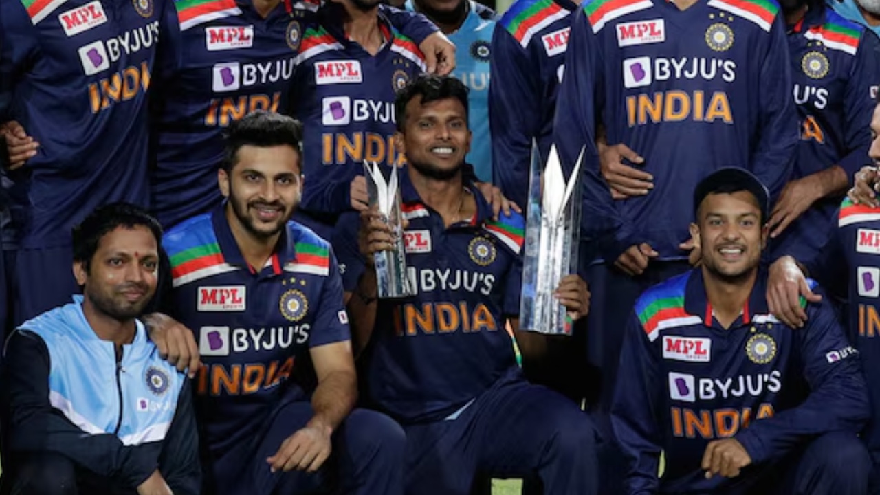 తండ్రి దిన‌స‌రి కూలీ, త‌ల్లి చేప‌లు అమ్మేది.. కొడుకు ఐపీఎల్‌లో కోట్లు సంపాదిస్తున్నాడు.. అయినాగానీ.. ఇత‌డి గురించి ఎక్కువ మందికి తెలియ‌దు..