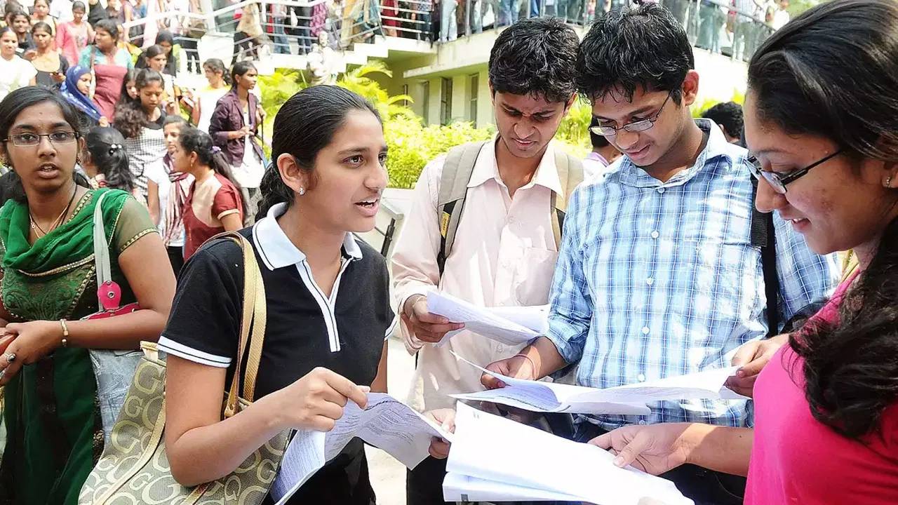 Telangana Govt : నిరుద్యోగులకు భారీ శుభవార్త.. త్వరలో గ్రూప్-1 నోటిఫికేషన్.. 50వేల ఉద్యోగాల భర్తీకి కసరత్తు.. శాఖల వారిగా వివరాలు ఇలా..