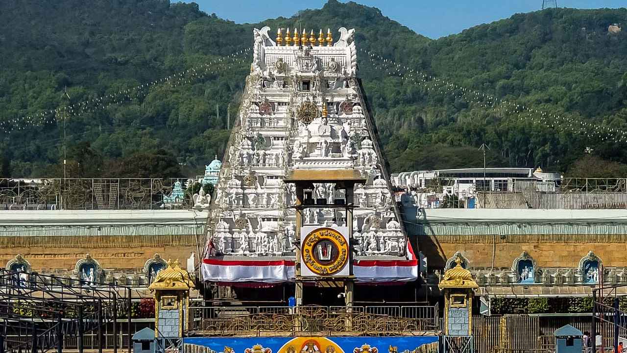 Tirumala: తిరుమల శ్రీవారి భక్తులకు బిగ్ అలర్ట్.. శ్రీ‌వాణి ఆఫ్‌లైన్ టికెట్ల‌ జారీ ర‌ద్దు..