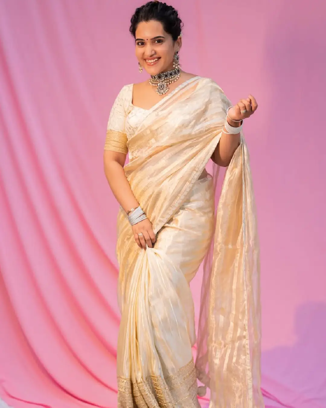 Tollywood Anchor Sravanthi chokarapu latest photos (1)