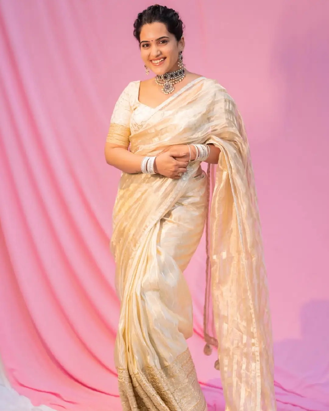 Tollywood Anchor Sravanthi chokarapu latest photos (1)