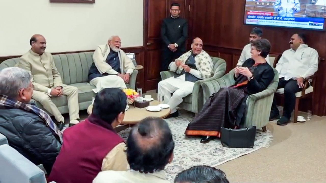 ఊహించని చిత్ర విచిత్రం.. మోదీ, ప్రియాంక గాంధీ నవ్వుతూ మాట్లాడుకున్నారు.. ఫొటోలు