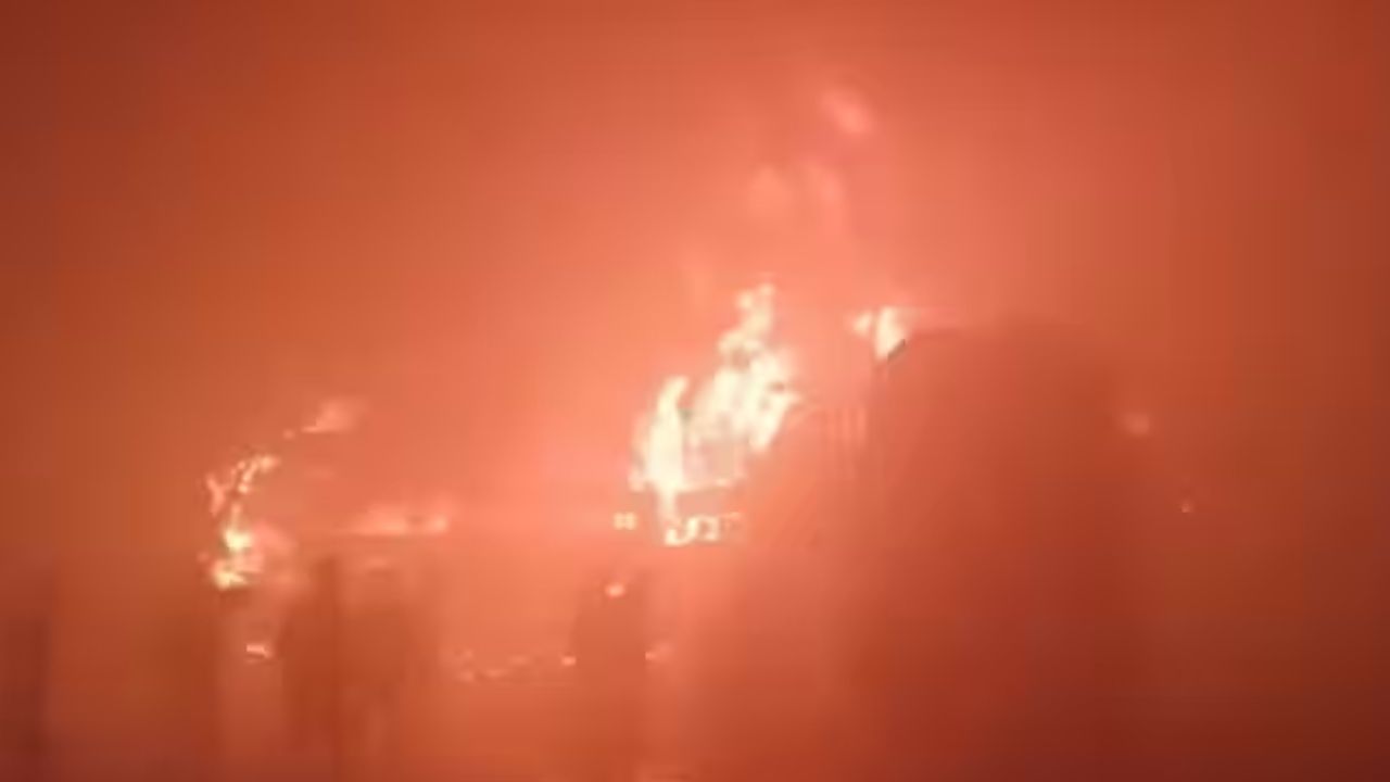 మరో ఘోర రోడ్డు ప్రమాదం.. 7 బస్సులు దగ్ధం.. నలుగురి మృతి.. మృతుల సంఖ్య పెరిగే అవకాశం