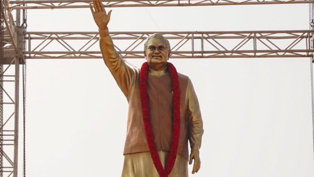 అమరావతిలో వాజ్‌పేయీ 13 అడుగుల కాంస్య విగ్రహ ఆవిష్కరణ.. ఫొటోలు