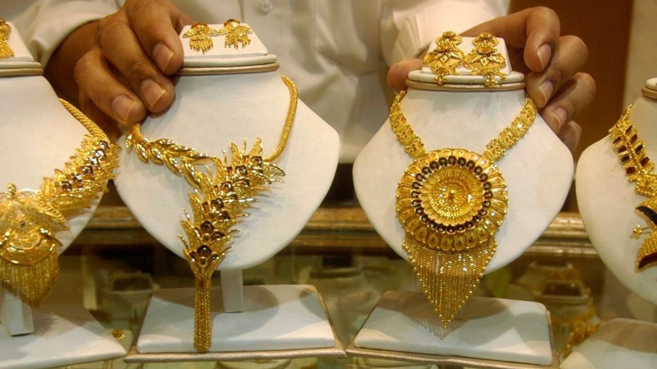 Vaikuntha Ekadashi: పండుగ వేళ ఎవరూ ఊహించనంతగా తగ్గిన బంగారం ధర.. వెండి ధర ఏకంగా రూ.23,000 తగ్గి..
