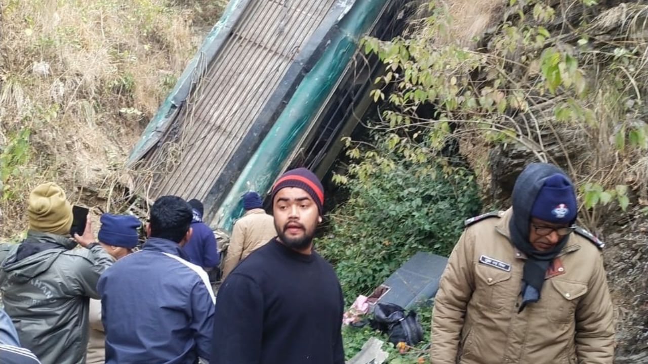 లోయలో పడిపోయిన బస్సు.. ఏడుగురి మృతి, 11 మందికి గాయాలు