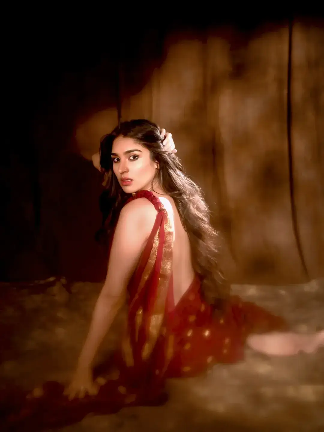 Yukti Thareja is a glamour treat in a topless saree (1)