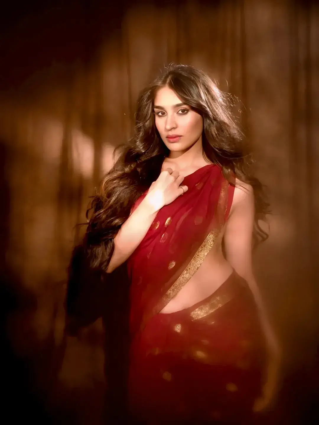 Yukti Thareja is a glamour treat in a topless saree (1)