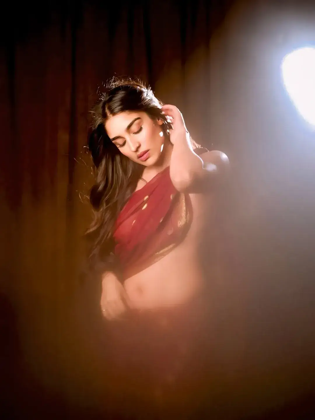 Yukti Thareja is a glamour treat in a topless saree (1)