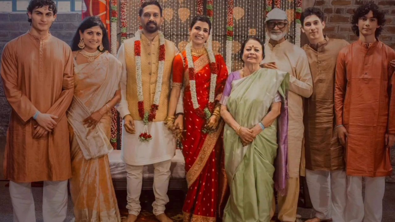 Samantha : పెళ్లి తర్వాత అత్తగారి ఫ్యామిలీతో సమంత.. ఫుల్ ఫ్యామిలీ ఫోటో వైరల్.. ఈ ఫొటోలో ఎవెరెవరు ఉన్నారంటే..