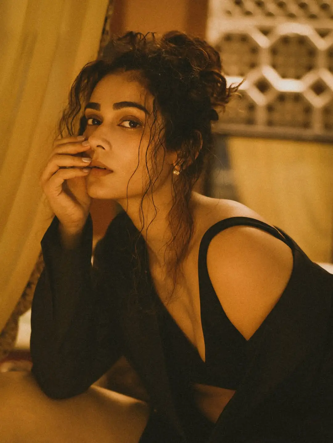 Akanksha Singh latest glamour photos (1)