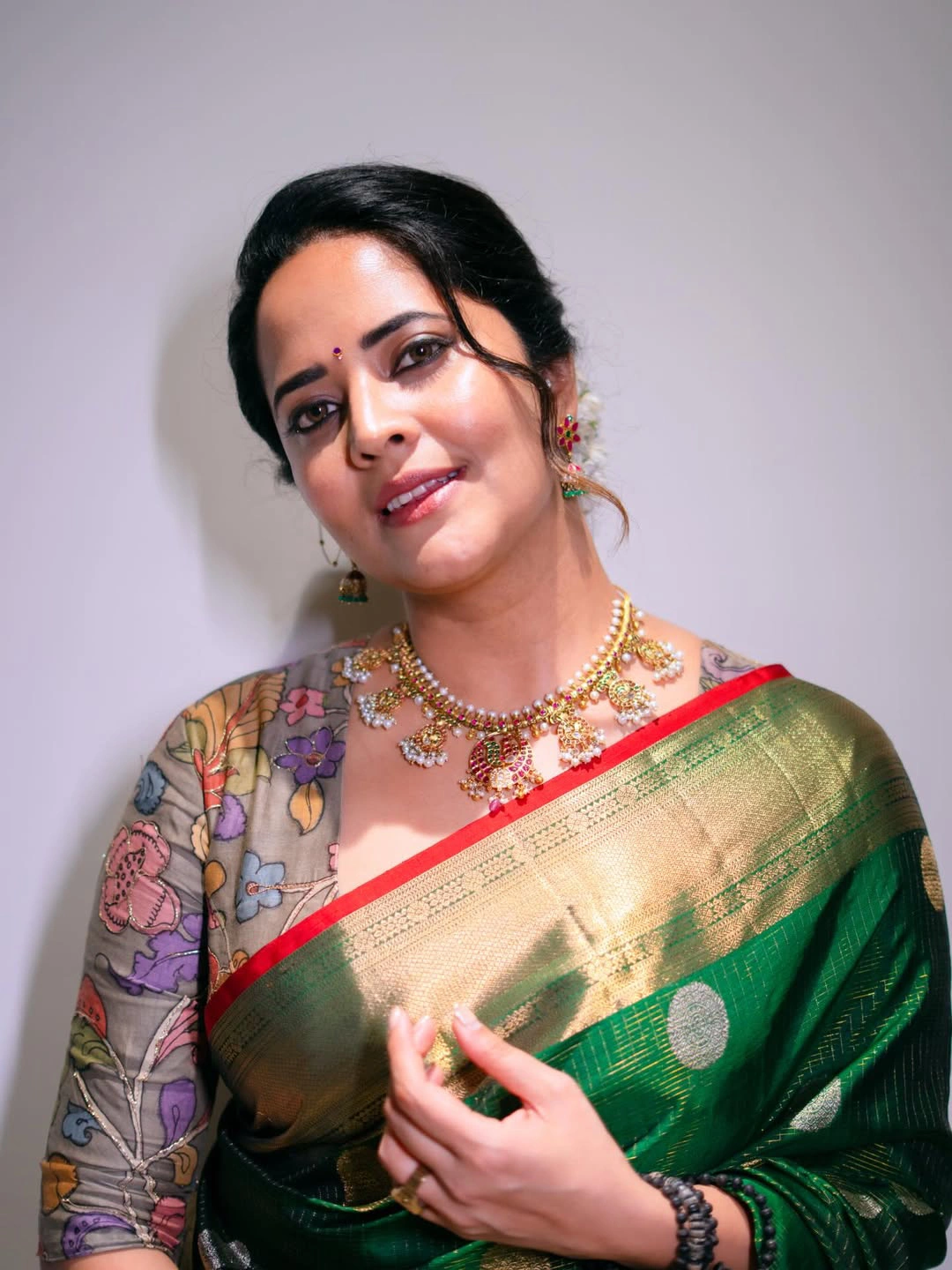 Anasuya Bharadwaj Stunning Looks in Saree