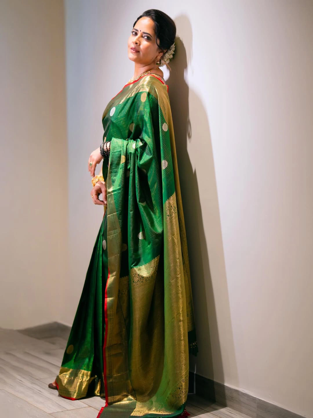 Anasuya Bharadwaj Stunning Looks in Saree