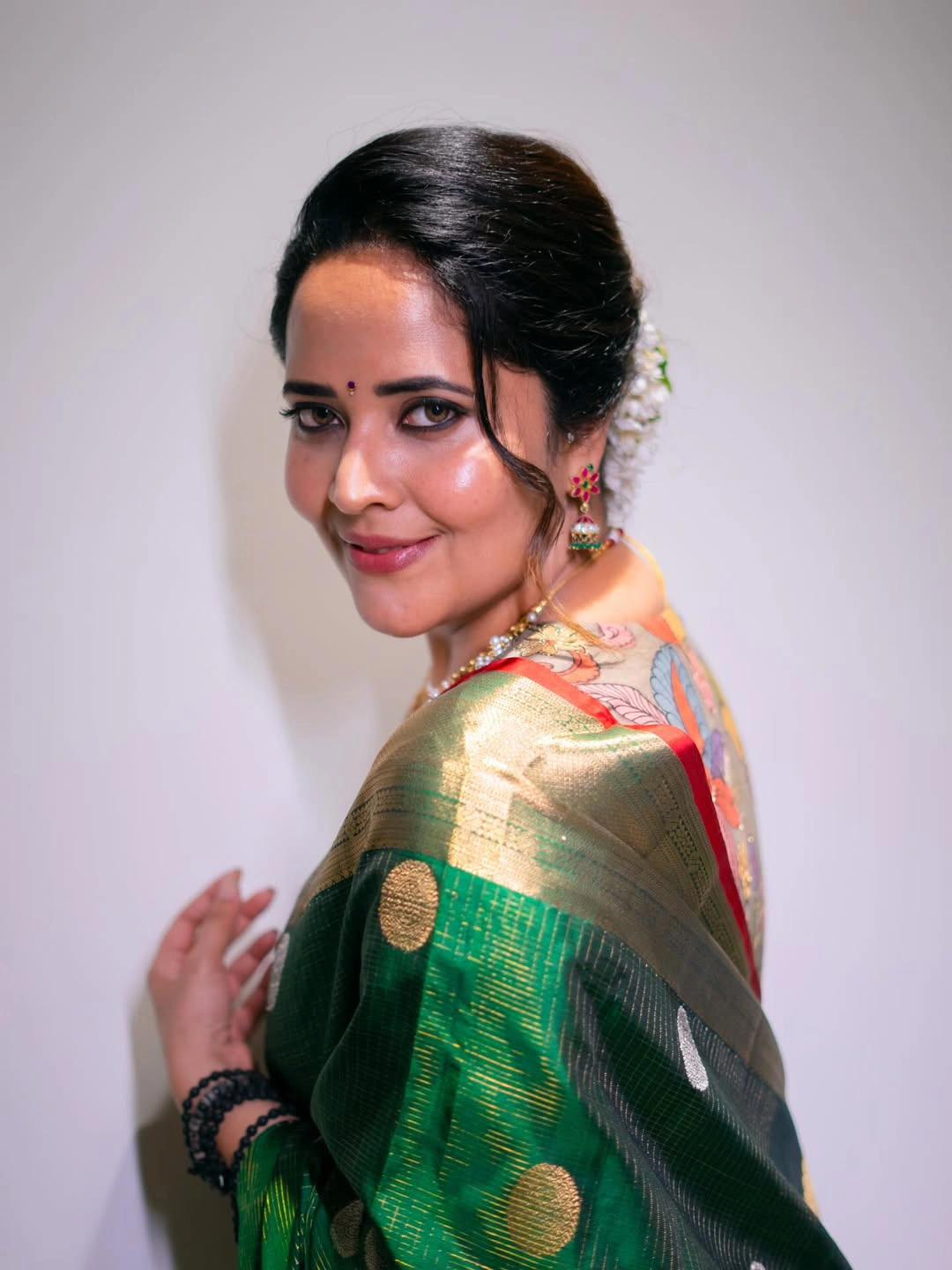 Anasuya Bharadwaj Stunning Looks in Saree