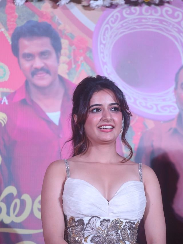Ashika Ranganath Awesome Looks in Bhartha Mahasayulaku Wignyapthi Trailer Launch Event