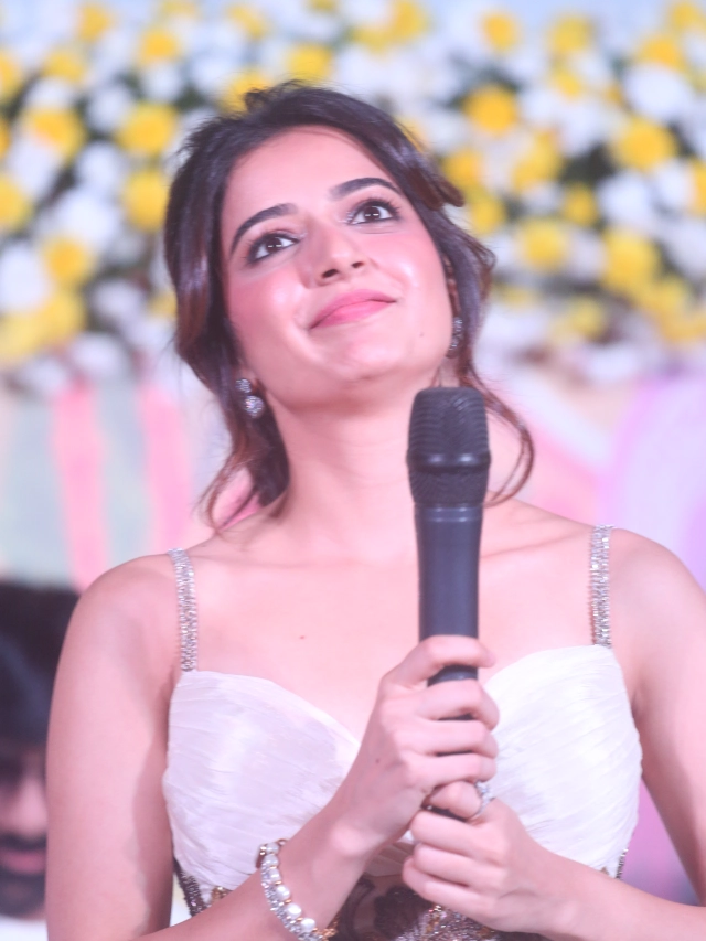 Ashika Ranganath Awesome Looks in Bhartha Mahasayulaku Wignyapthi Trailer Launch Event