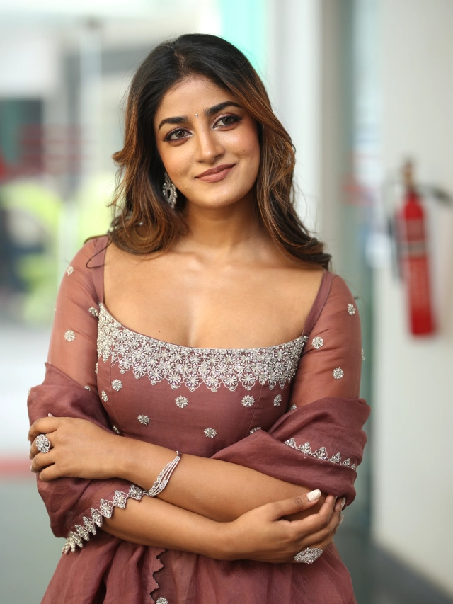 Ashika Ranganath Dimple Hayathi Shines in Bhartha Mahasayulaku Wignyapthi Promotions