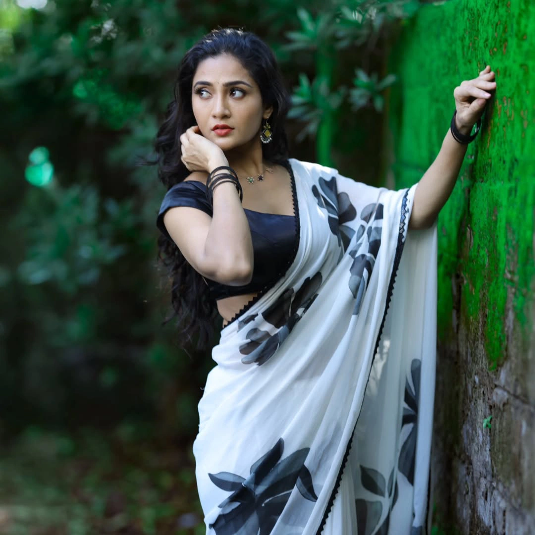 Gayathri Simhadri Karthika Deepam Serial Artist Photos