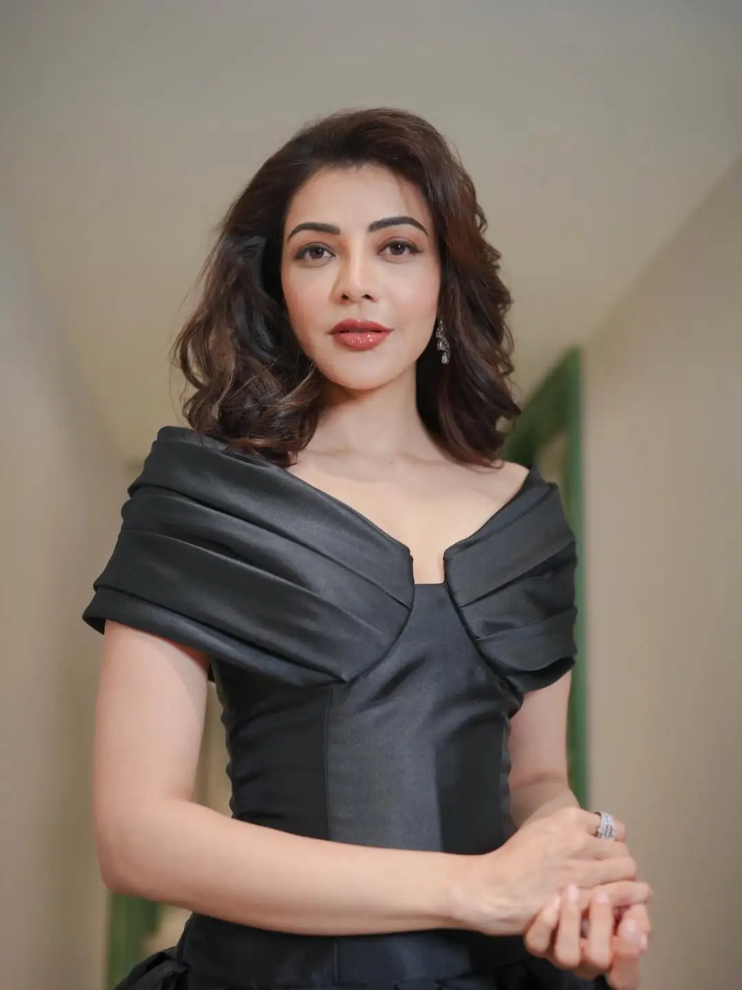 Kajal agarwal stunning looks in black dress. (1)