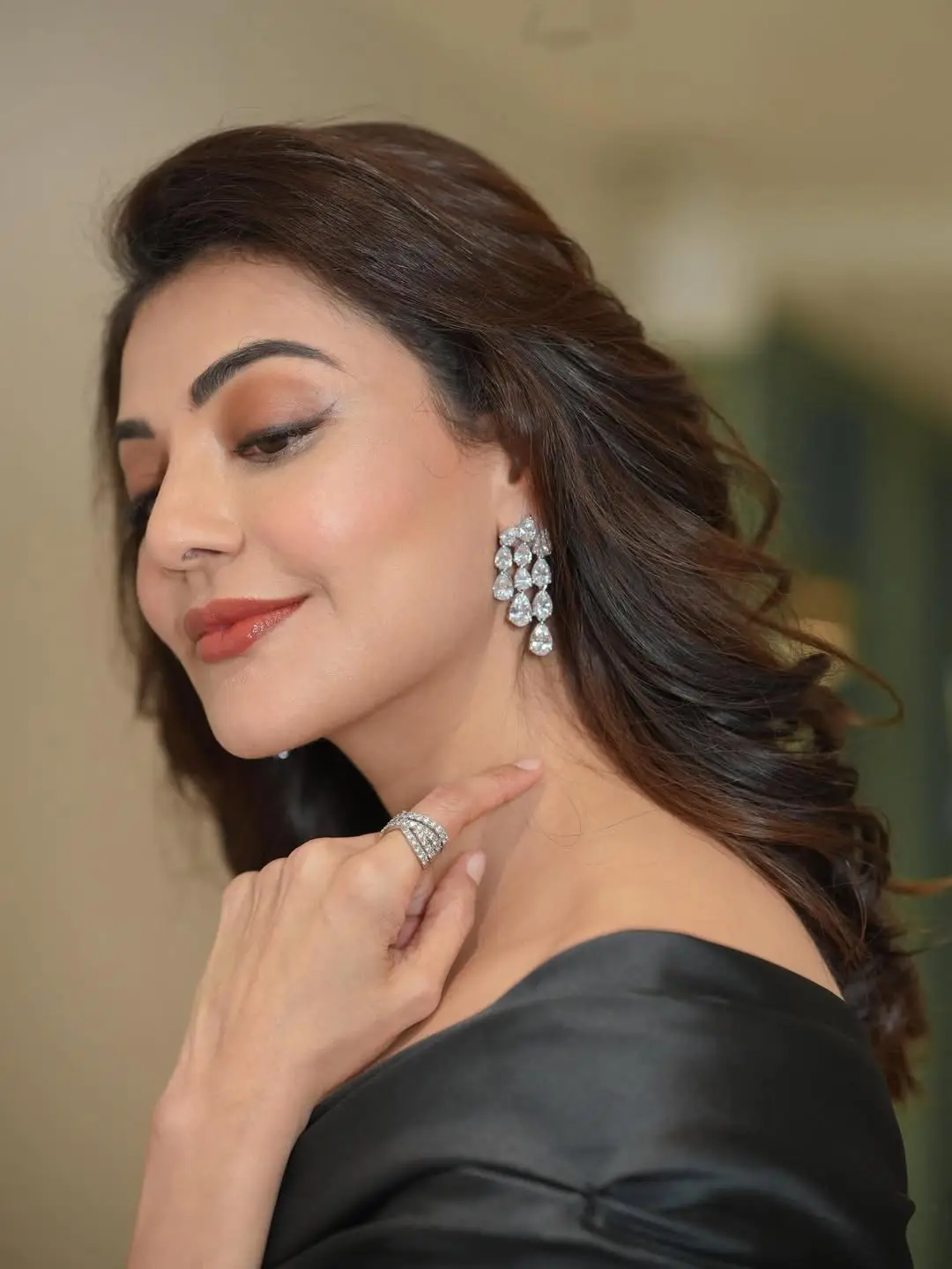 Kajal agarwal stunning looks in black dress. (1)